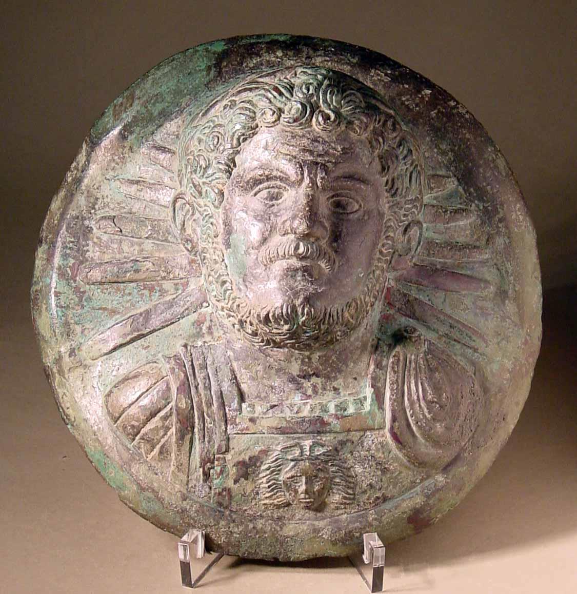 Reliefbildnis des römischen Kaisers Caracalla (Porträtmedaillon eines Feldzeichens?)