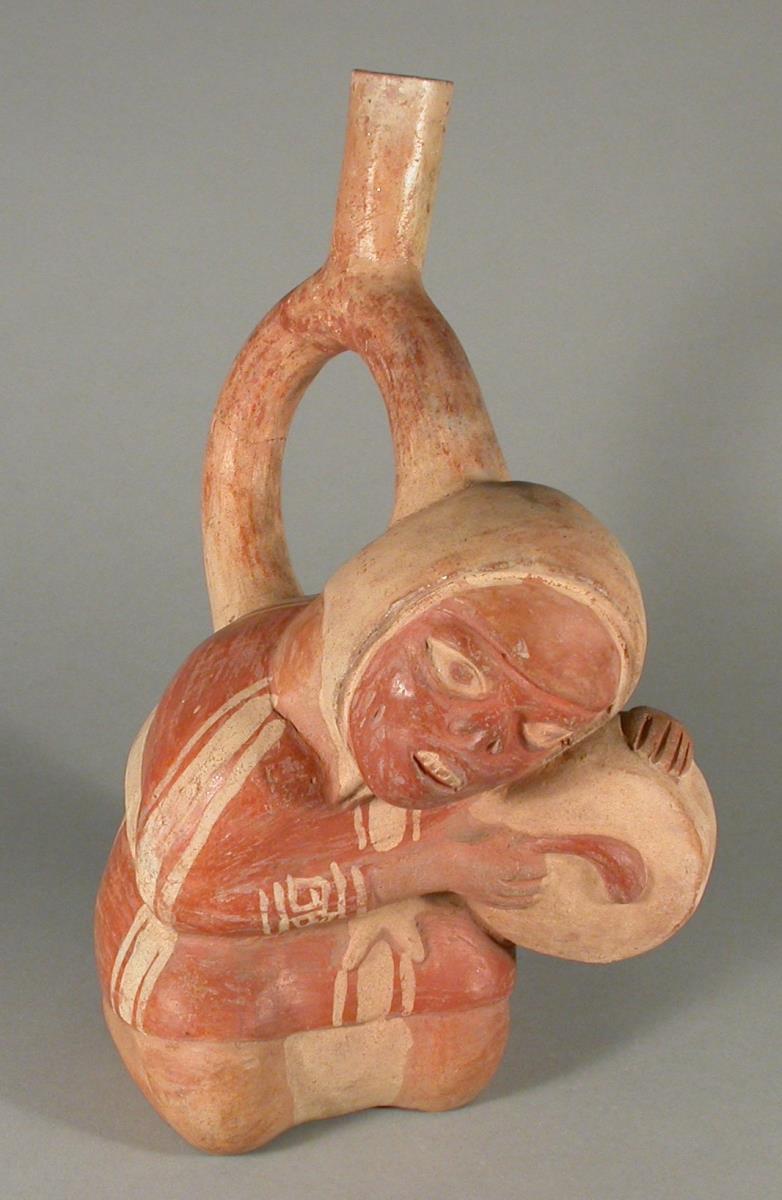 Kniende anthropomorphe Figur mit Gesichtsmutilation und Trommel