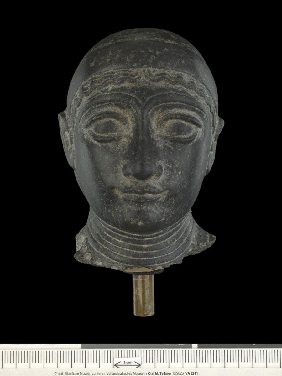 Kopf einer Frauenstatuette