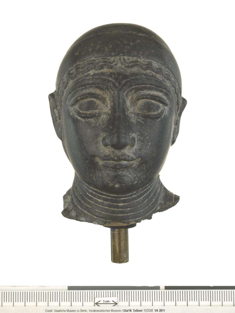 Kopf einer Frauenstatuette