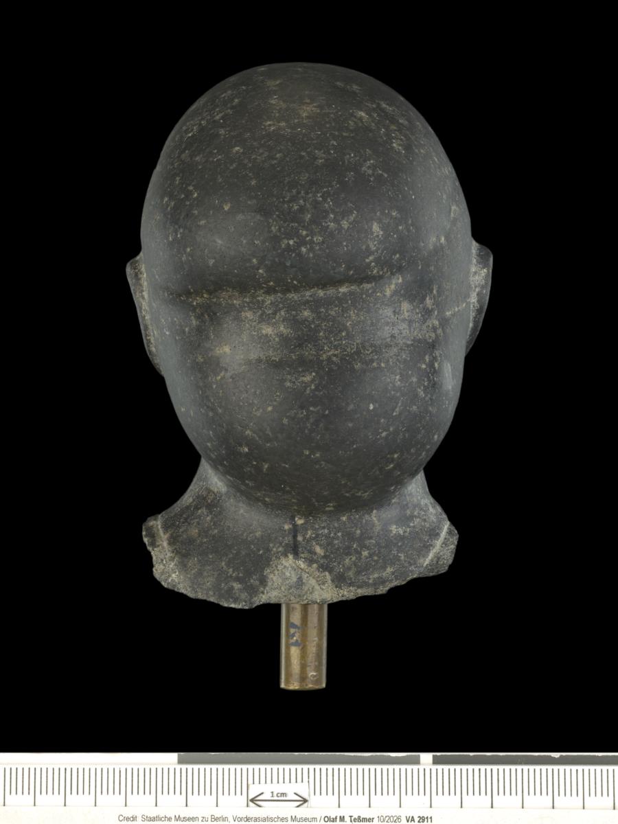 Kopf einer Frauenstatuette