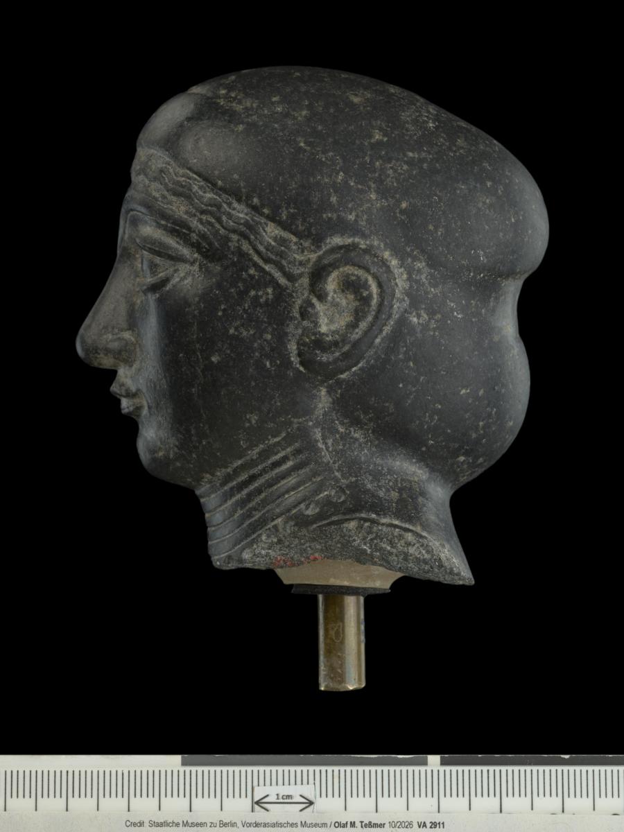 Kopf einer Frauenstatuette