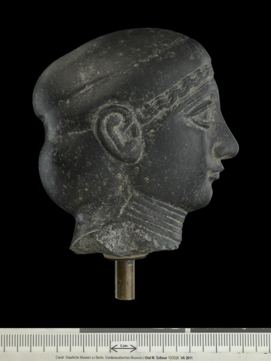 Kopf einer Frauenstatuette