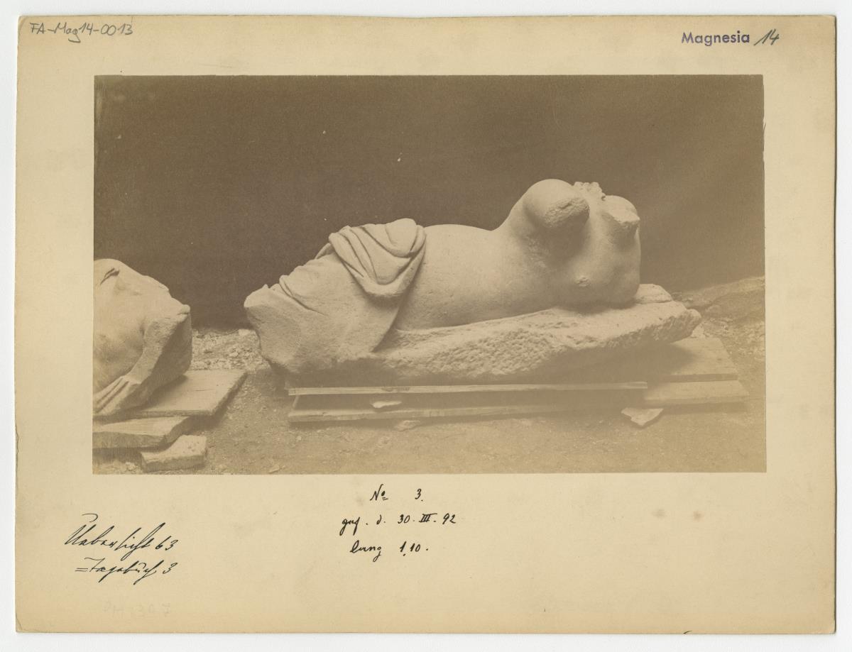 Statue einer liegenden Frau aus Magnesia am Mäander