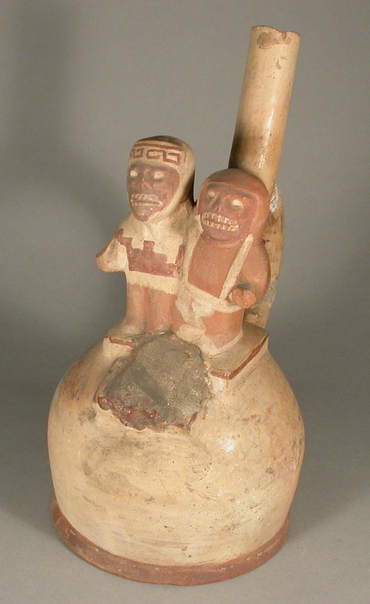 Applikation: zwei anthropomorphe Figuren mit Totenschädel