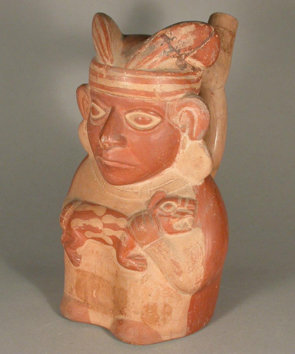 Stehende anthropomorphe Figur mit Feliden auf dem Arm