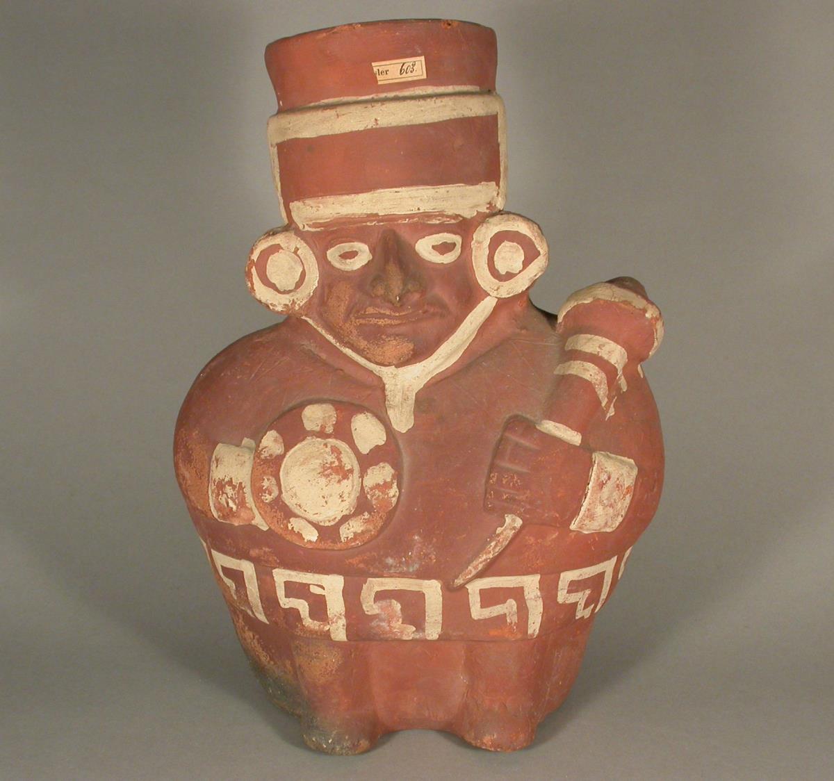 Stehende anthropomorphe Figur mit Waffen