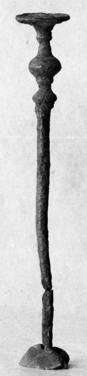 Gewandnadel. Der Kopf mit mehreren Anschwellungen und einem Scheibchen als Abschluß