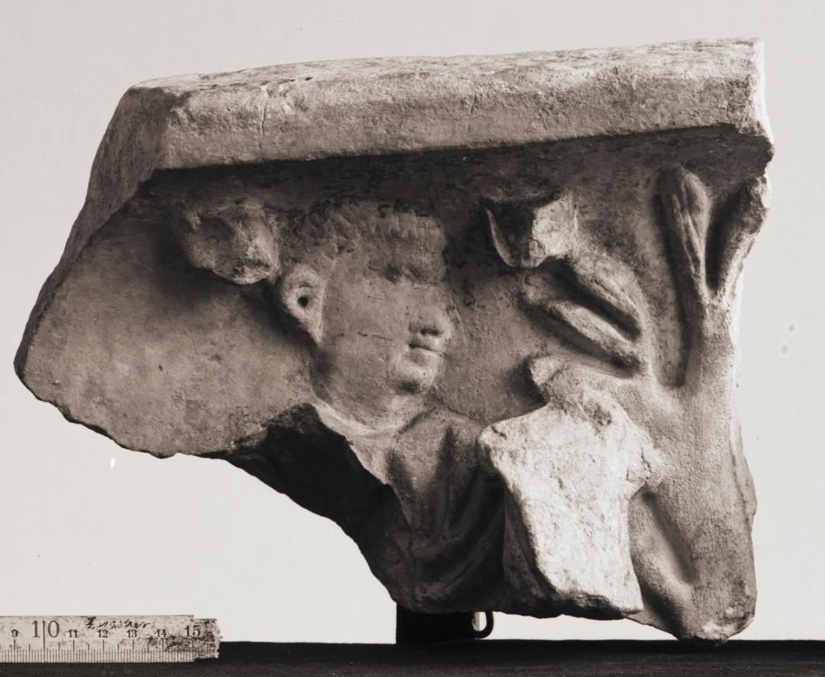 Fragmente eines Sarkophagdeckels