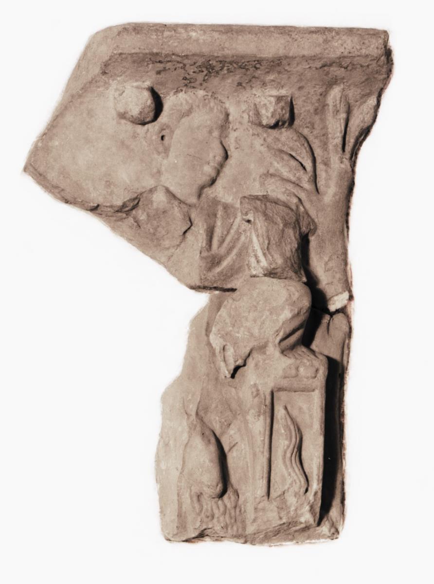 Fragmente eines Sarkophagdeckels