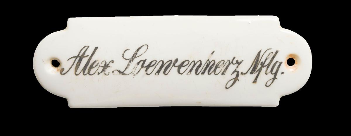Namensschild "Alex Loewenherz Nflg."