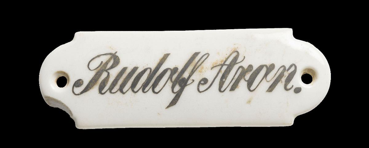 Namensschild "Rudolf Aron."