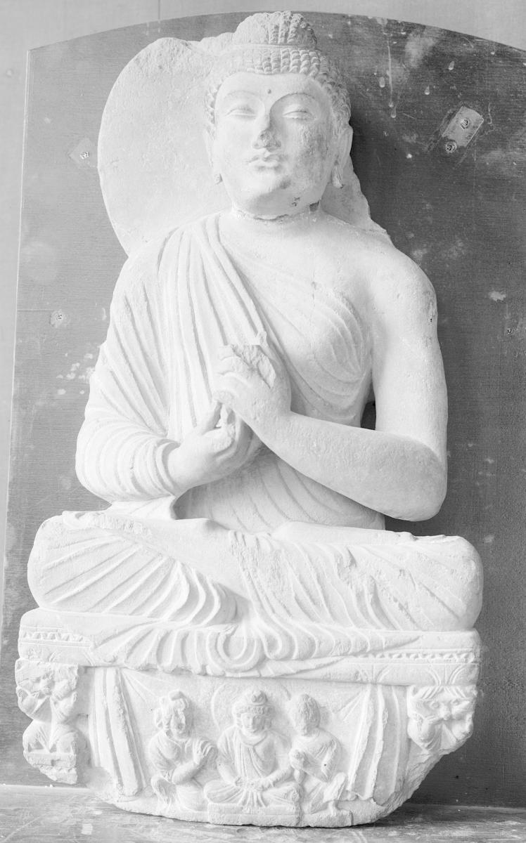 Sitzender Buddha in Lehrgeste (dharmachakra-mudra) auf Löwenthron mit Vorhangmotiv (Fragment). Sockelrelief: Verehrungsszene mit meditierendem Bodhisattva