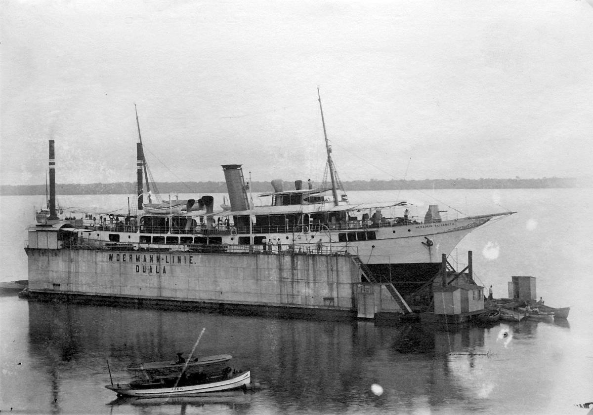Schiff im Schwimmdock (Werft) von Duala.