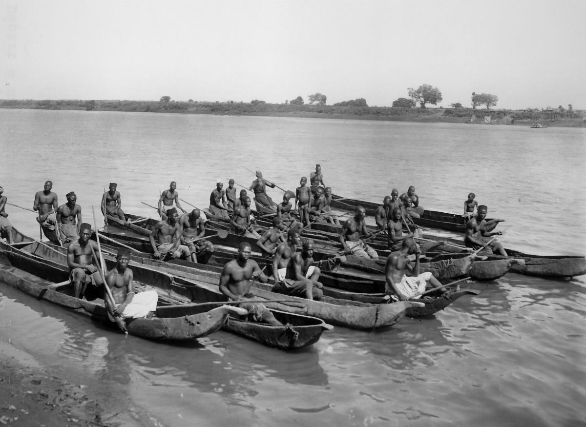Départ d'une course de pirogues sur le Niger