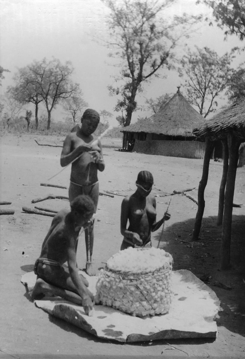 Kabo, au nord de Krampel. Fileuses de coton