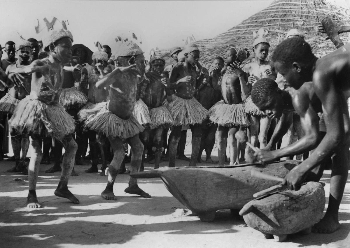 Bambari. Tam-tam de circoncis Vora (race Banda)