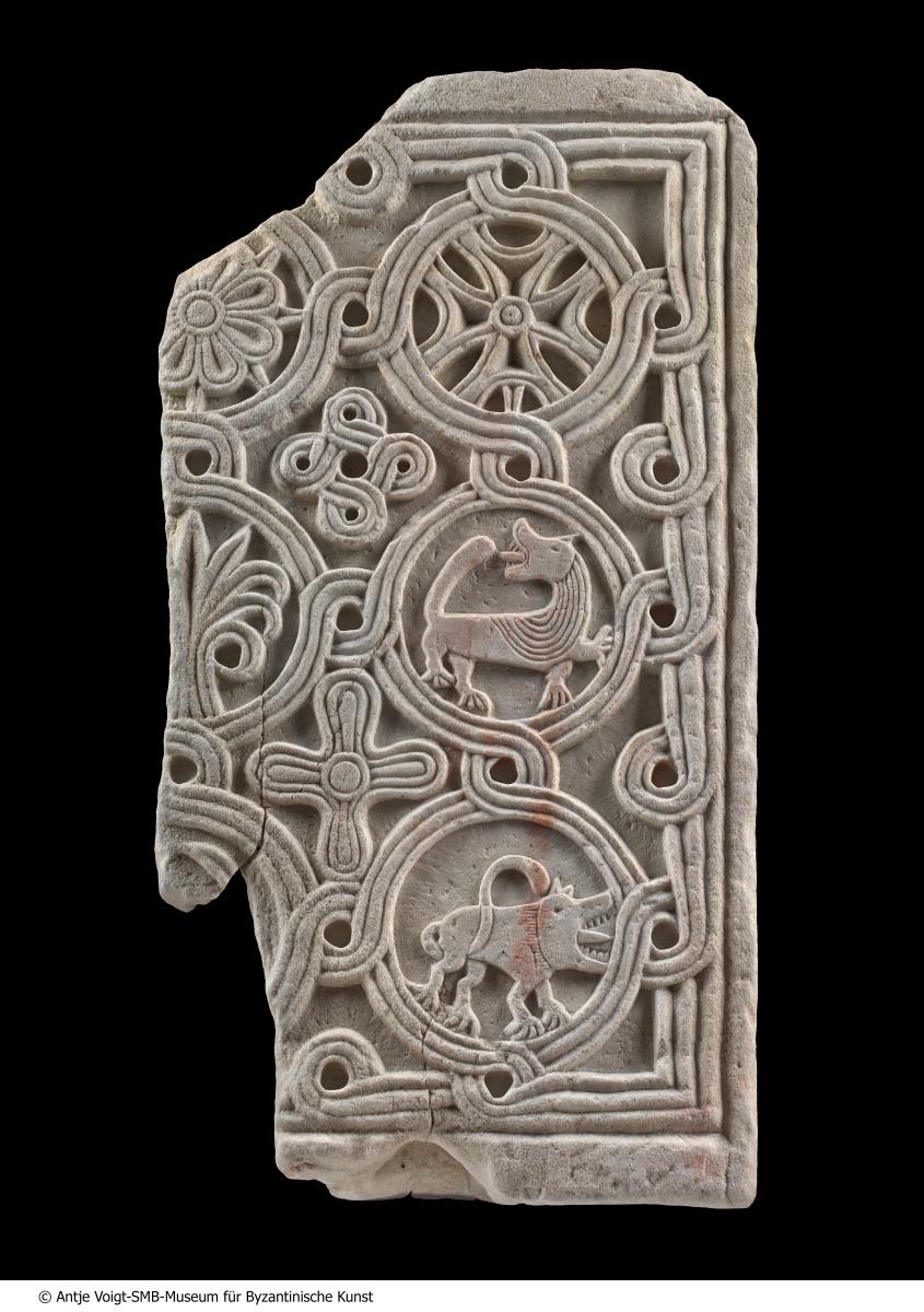 Schrankenplatte mit Tieren und Ornamenten in Schlingbandranke, Fragment