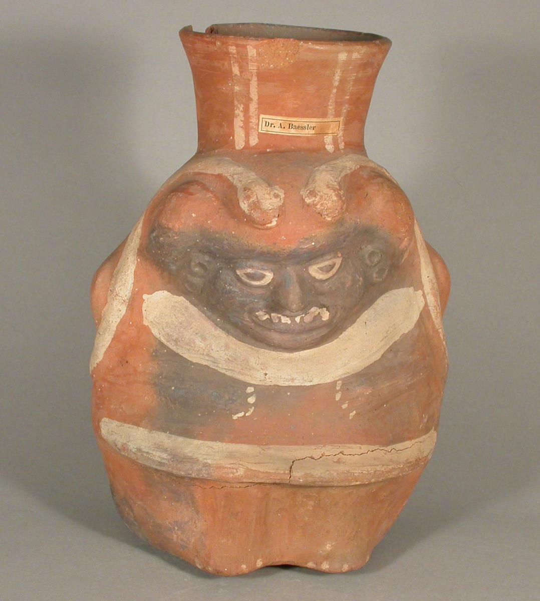 Anthropo-zoomorphe Figur im Gebirge und zwei Schlangen
