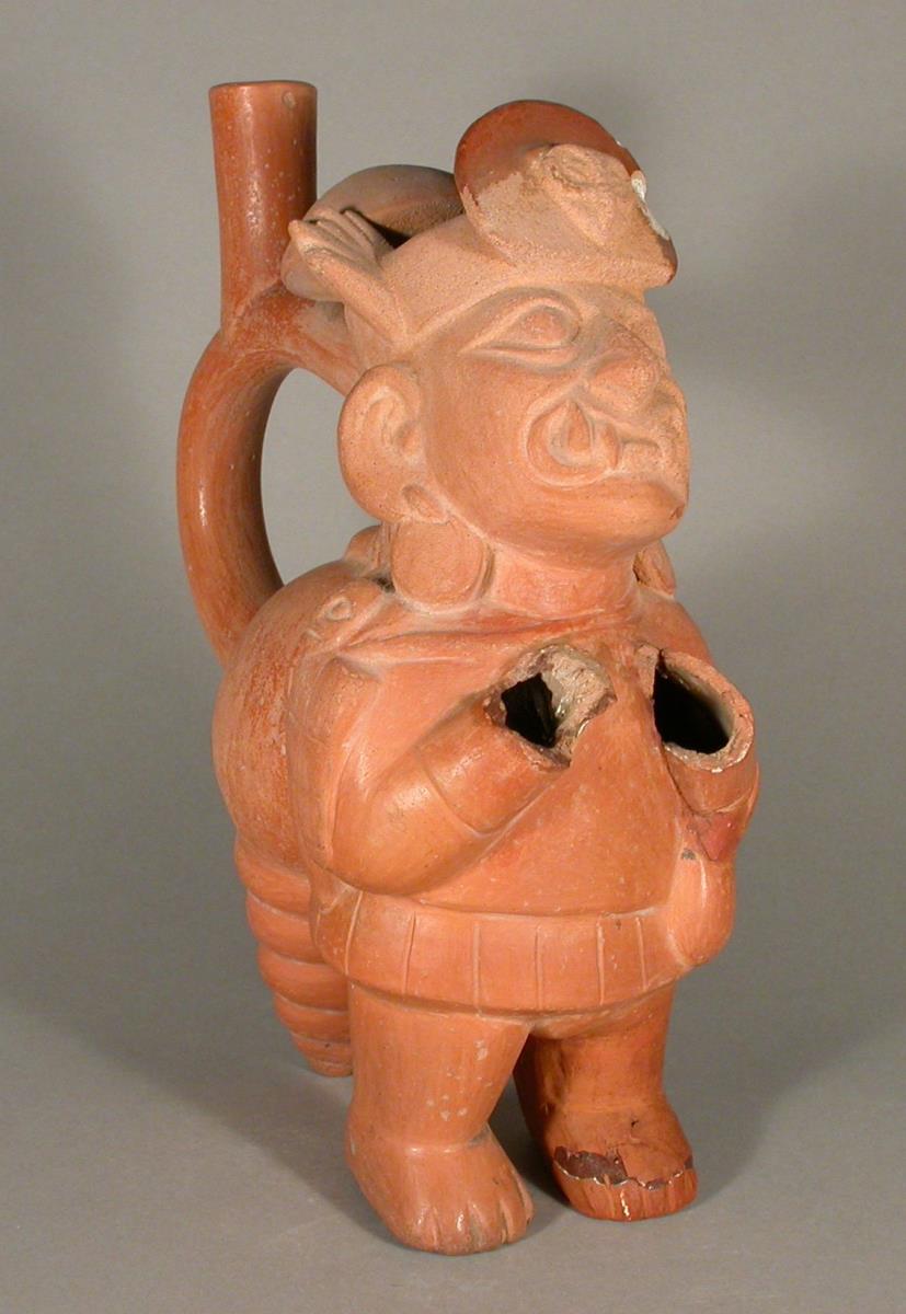 Anthropo-zoomorphe Figur mit Schneckengehäuse