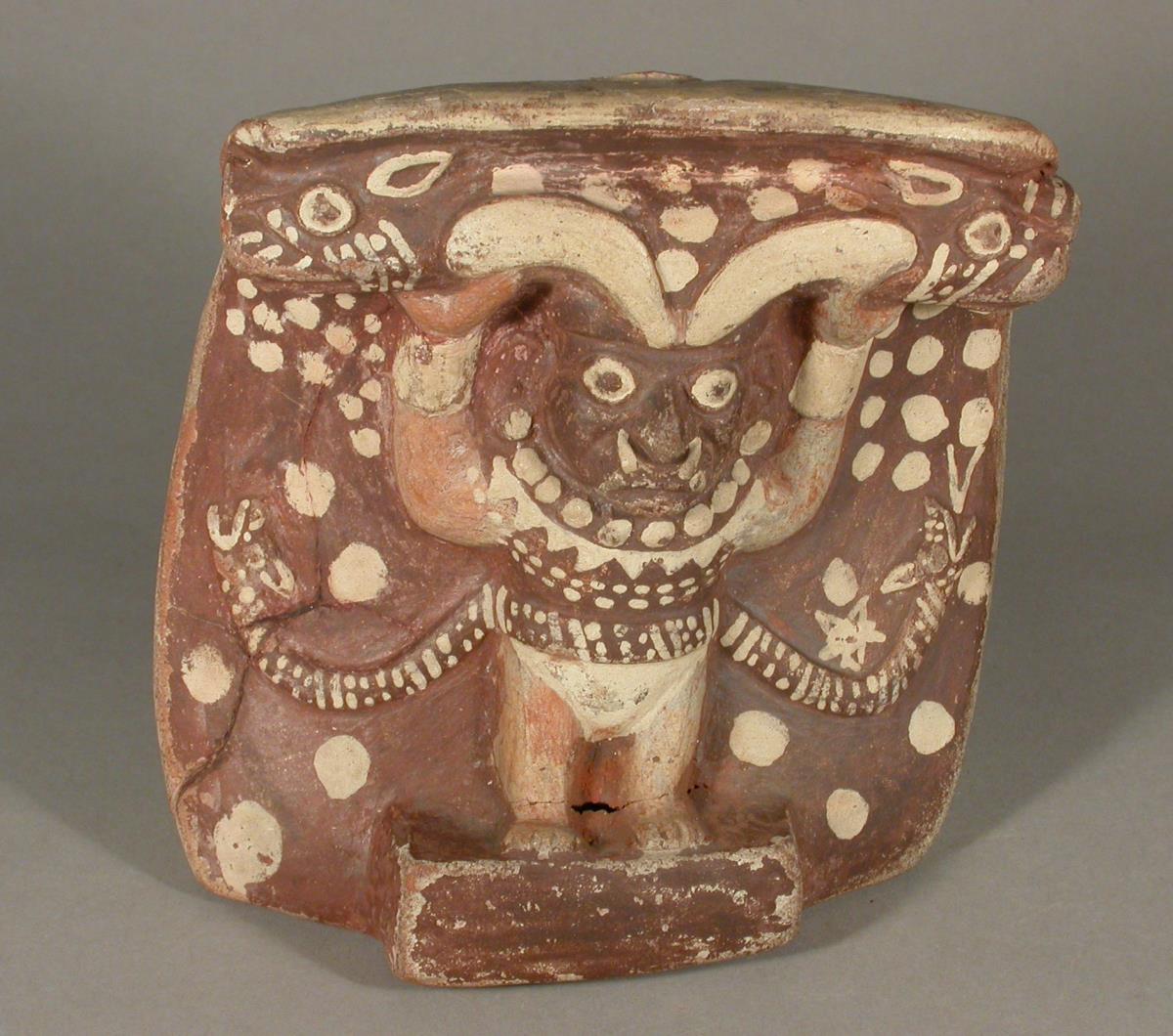Relief: stehende anthropomorphe Figur unter der doppelköpfigen Schlange