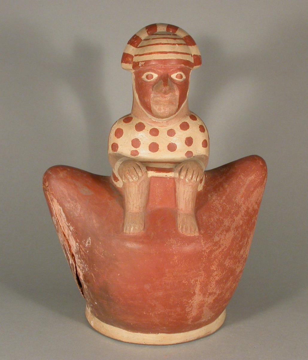 Sitzende anthropomorphe Figur auf einem Berg