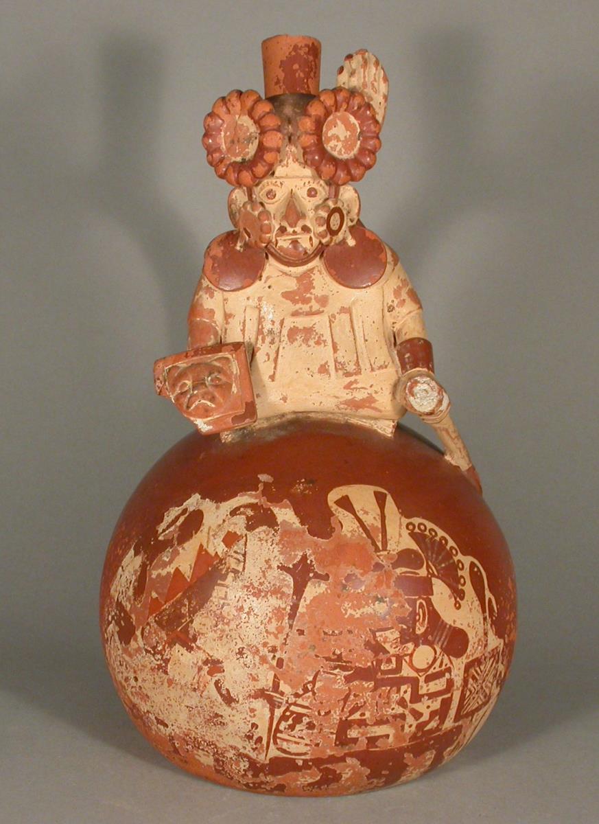 Applikation: sitzende anthropomorphe Figur; Fineline-Painting: szenisch