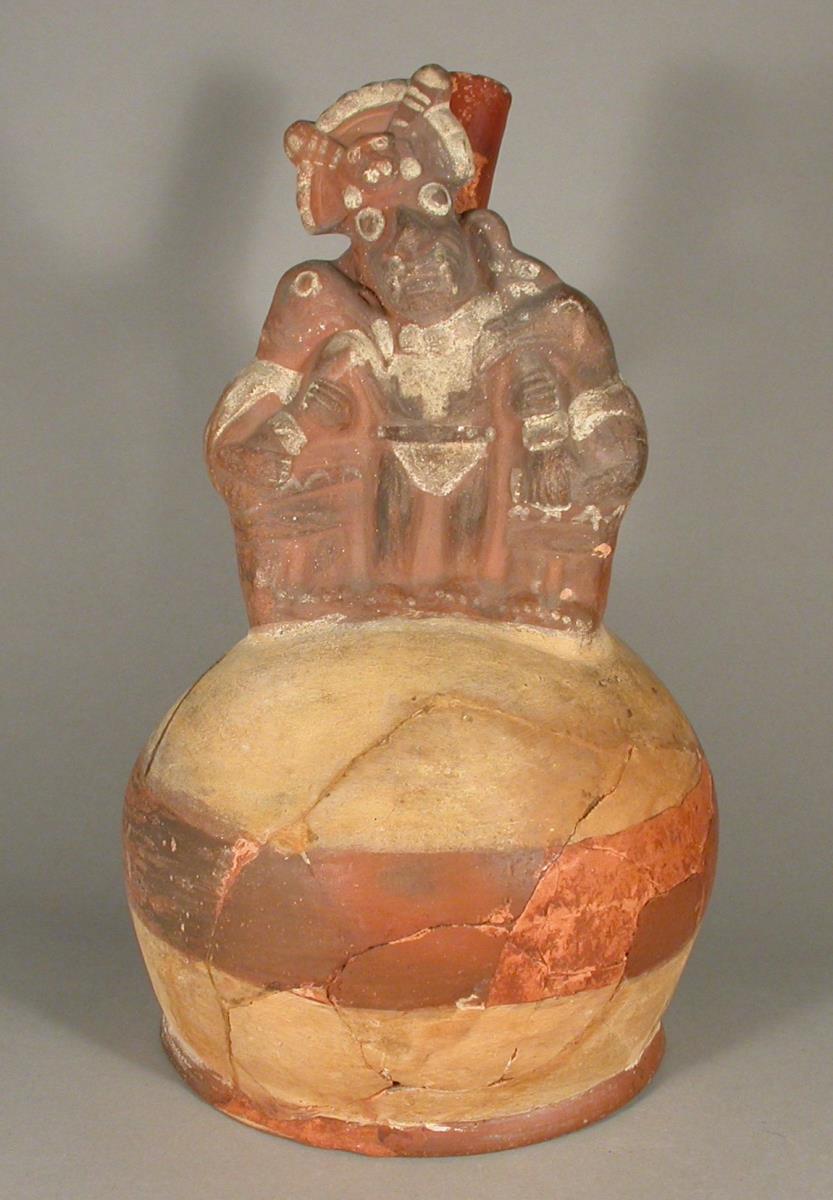 Applikation: zwei anthropo-zoomorphe Figuren stützen eine weitere