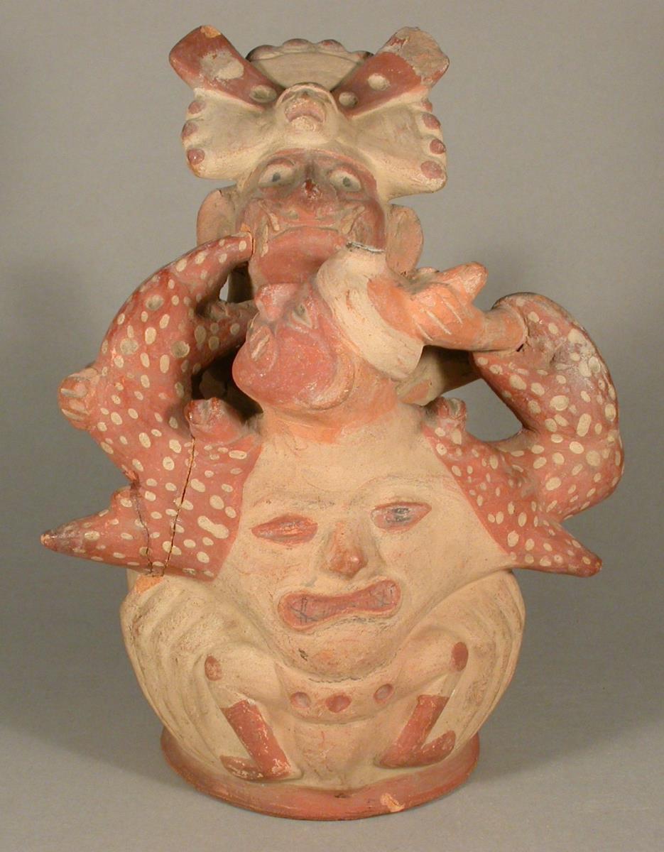 Applikation: Kampfszene zweier anthropo-zoomorpher Figuren (Krebs/Krabbe und Figur mit Felidenzähnen)