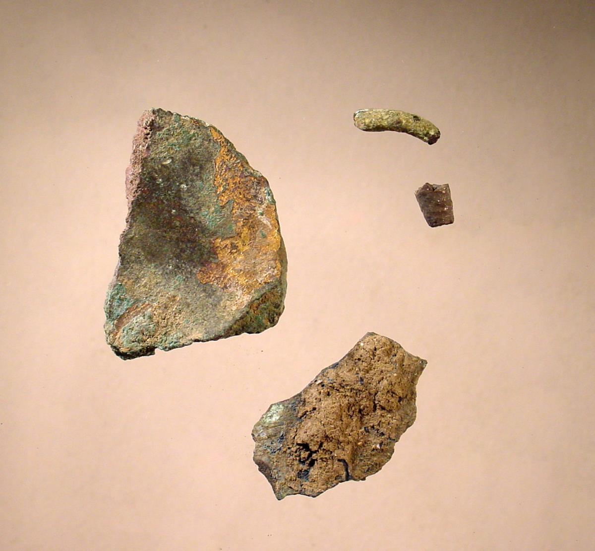 Vier Fragmente von Bronzestatuen, eines davon vergoldet