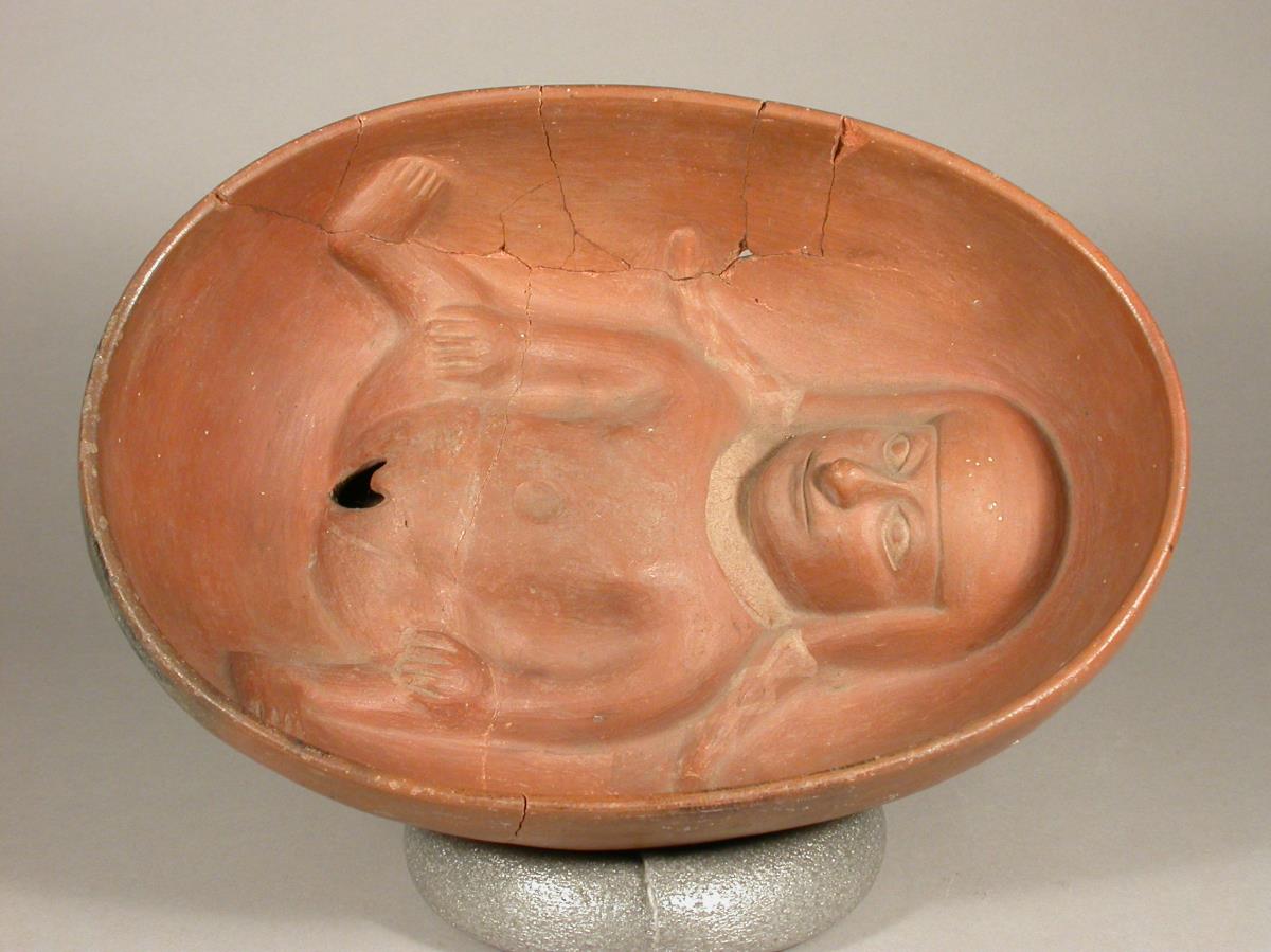 Liegende Frau in der Schale
