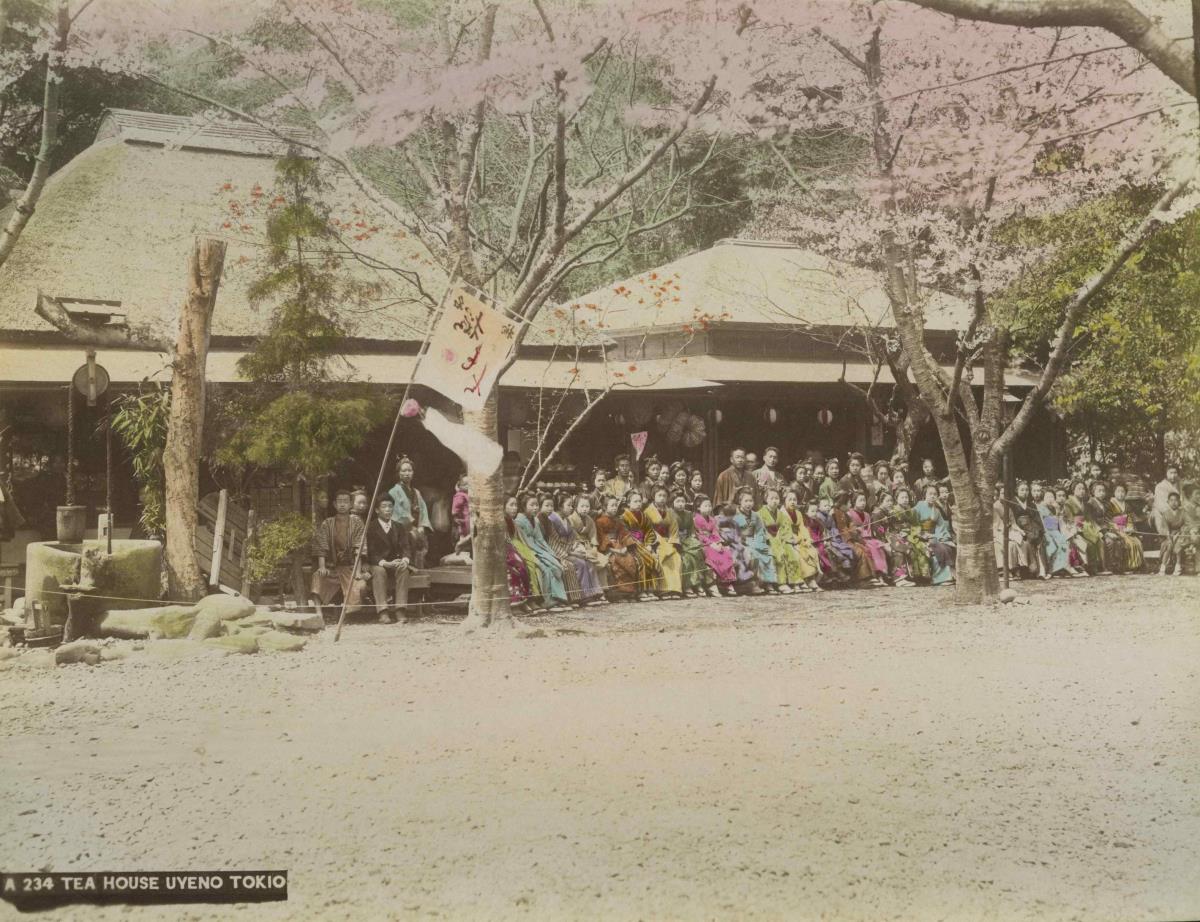 Kirschblütenausflügler vor Pavillons im Ueno-Park　上野公園風景