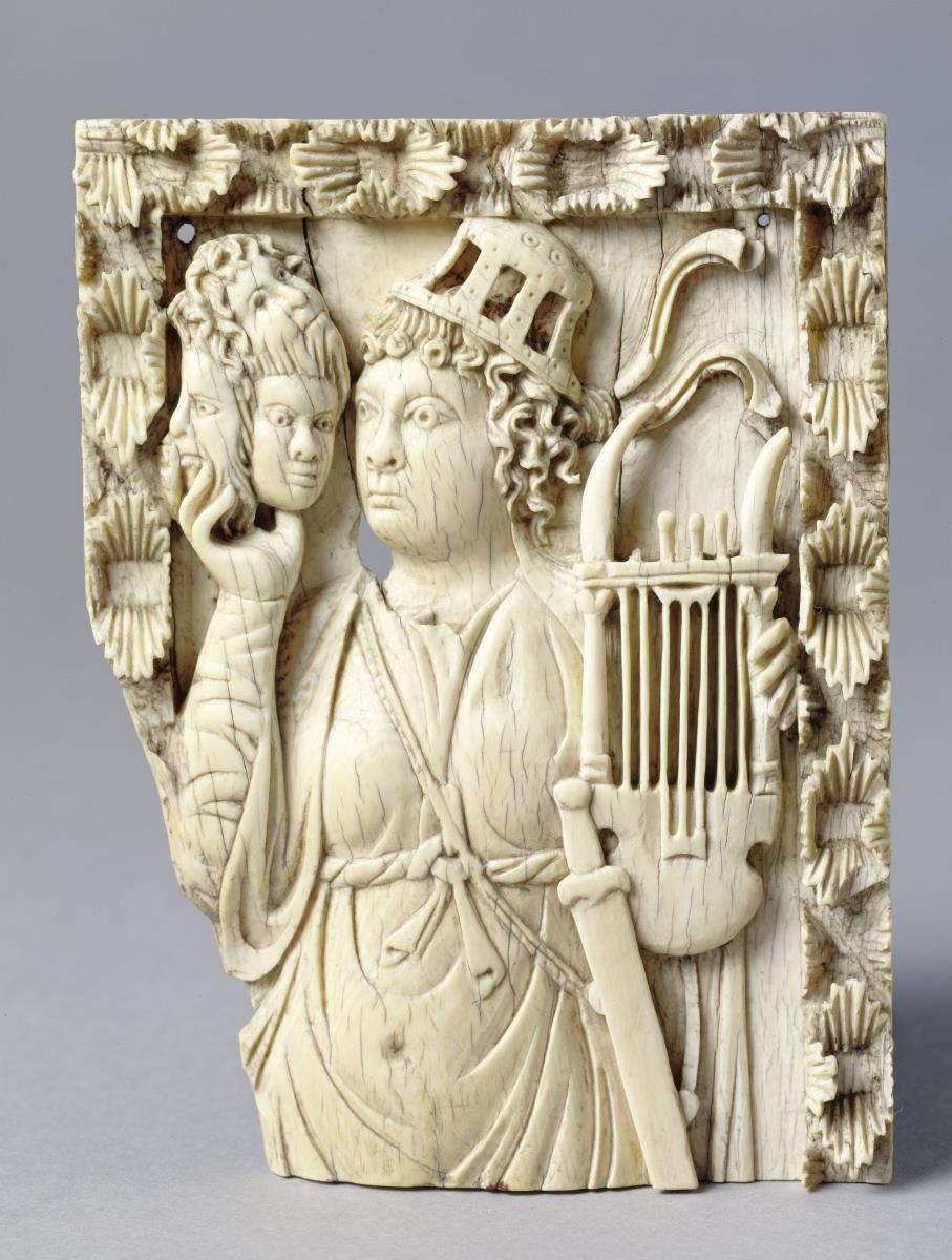 Deckel eines Kästchens (Fragment): Muse der Komödie mit Leier, Masken und Schwert (?)