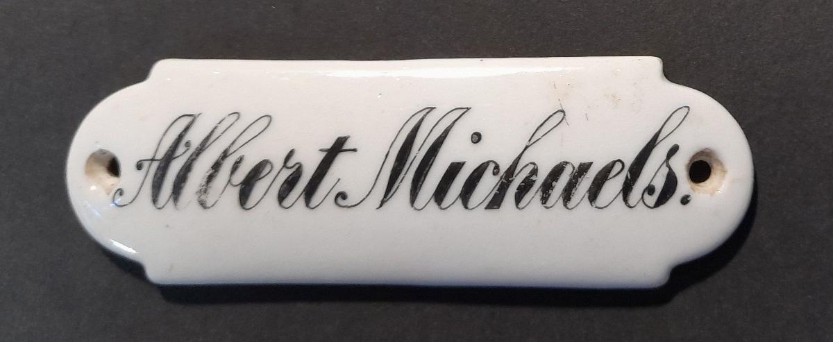 Namensschild "Albert Michaels."