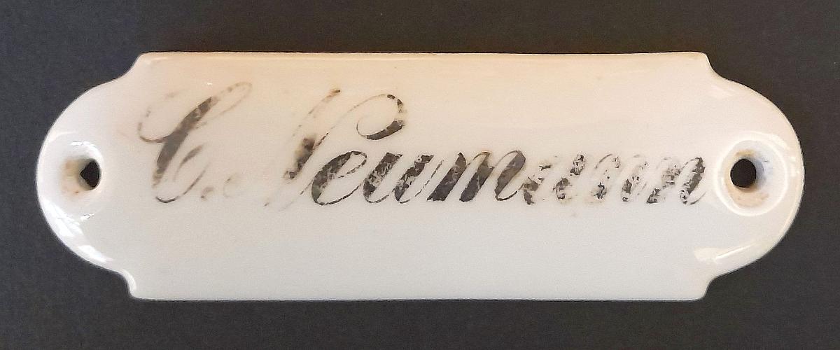 Namensschild "C. Neumann"