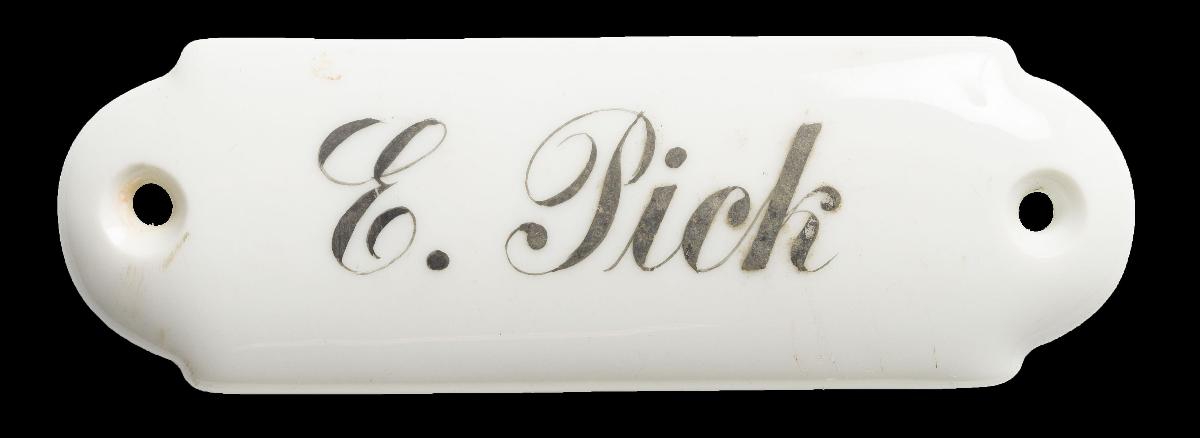 Namensschild "E. Pick"