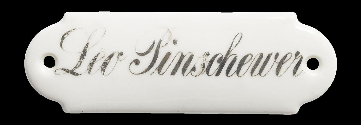 Namensschild "Leo Pinschewer"