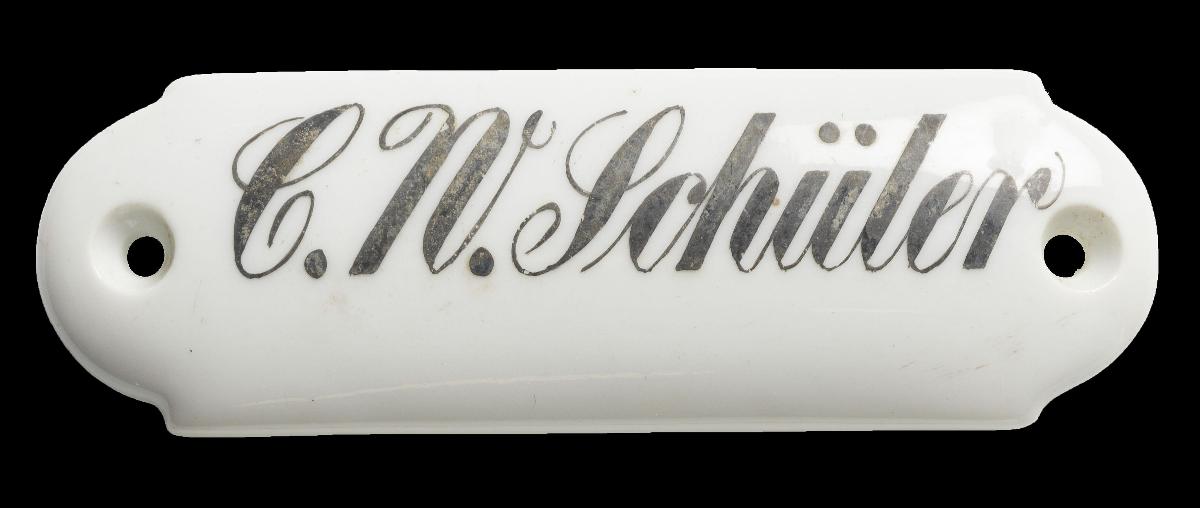 Namensschild "C. W. Schüler"