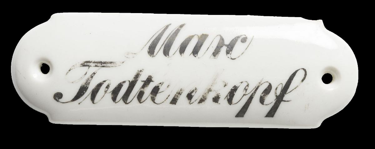 Namensschild "Max Todtenkopf"