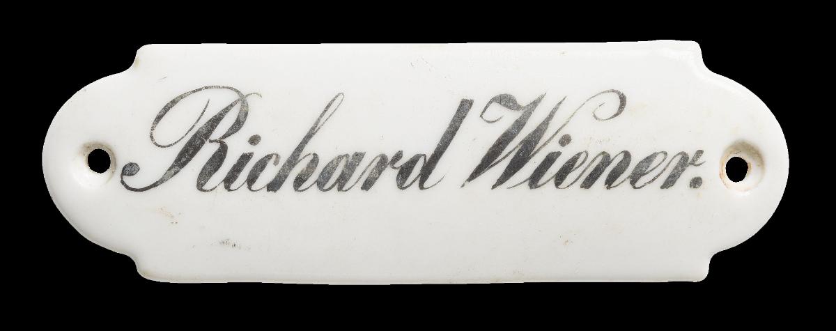 Namensschild "Richard Wiener."