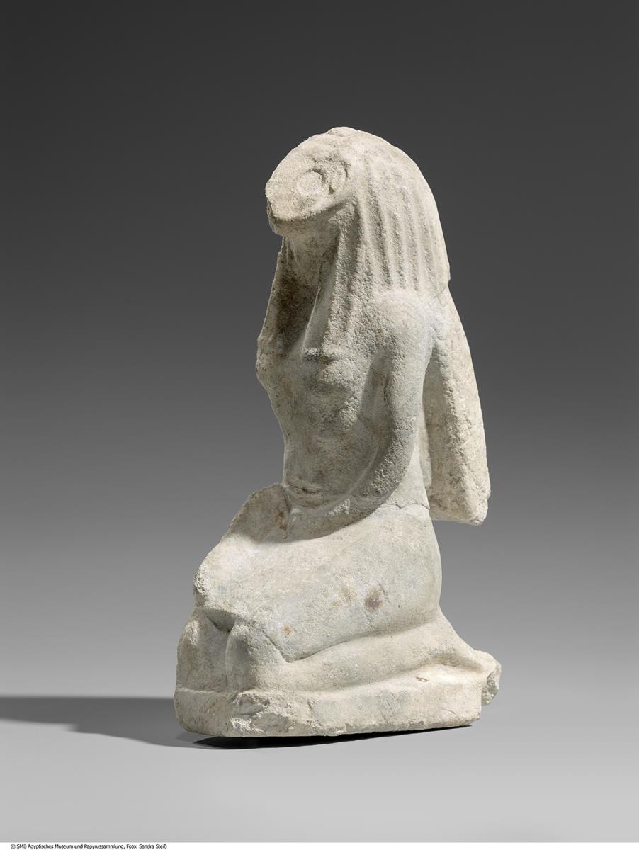 Figur eines knieenden Mischwesens, das die Götter Horus, Amun, Min und Hapi in sich vereint