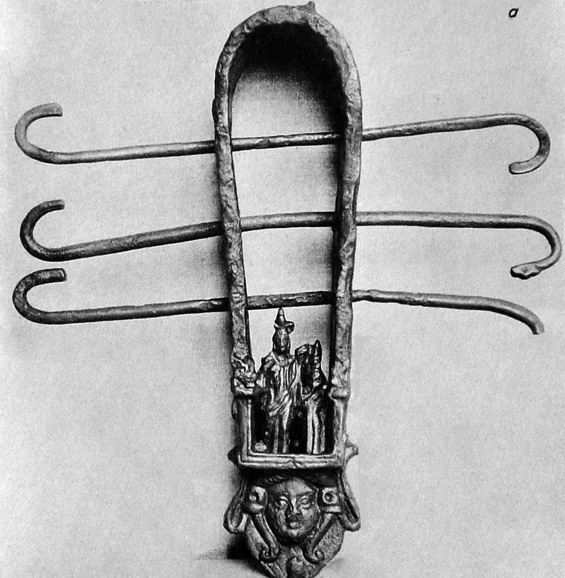 Ägyptisches Sistrum, stark oxydiert, mit einer Isisfigur im Innern, oben eine Katze, mit drei Stäben