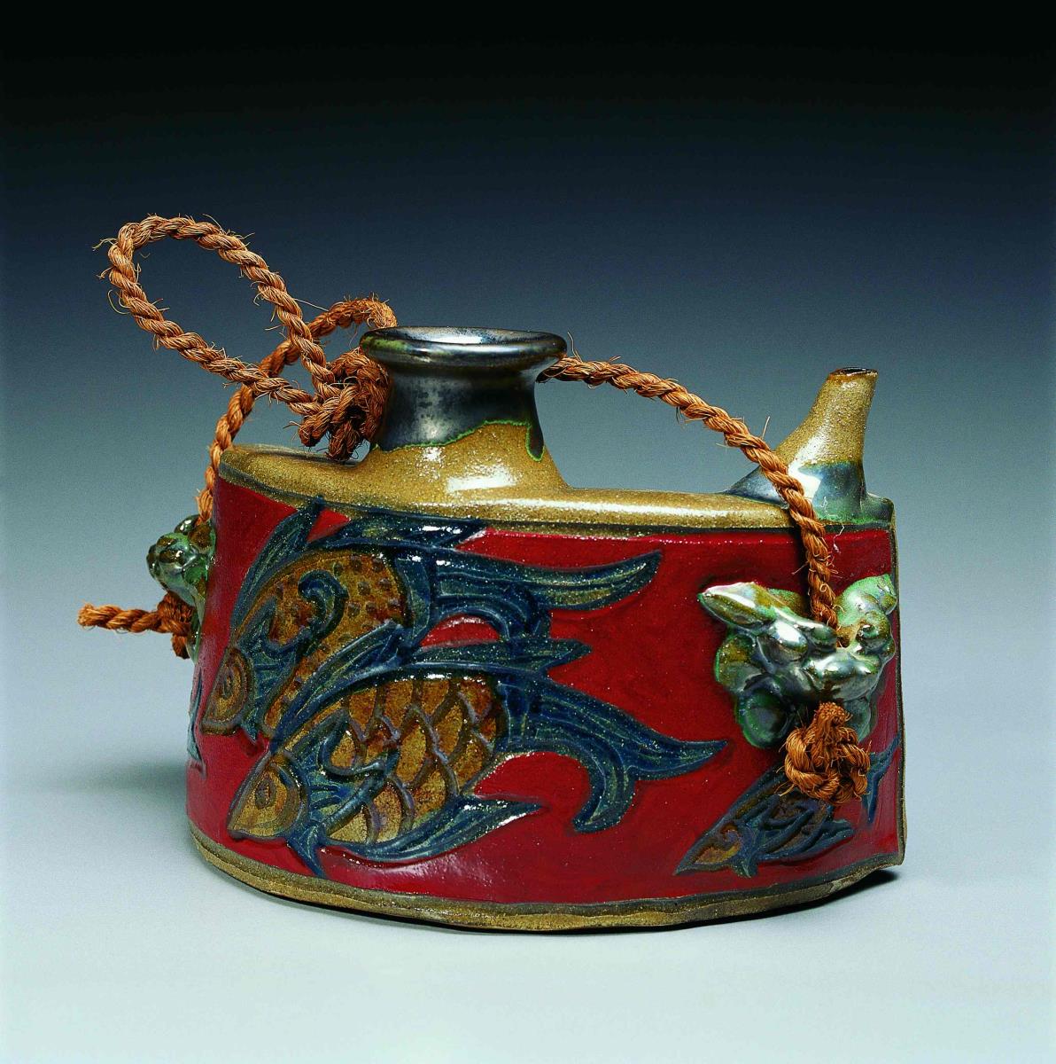 Hüftflasche mit Fisch-Dekor