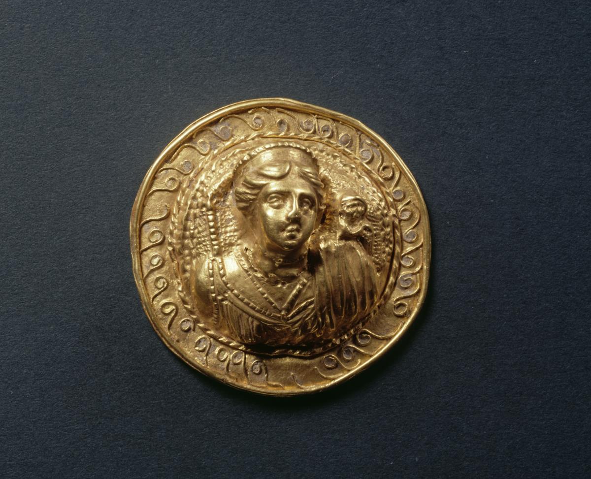Zierscheibe in Form eines Rundschildes mit Aphroditebüste