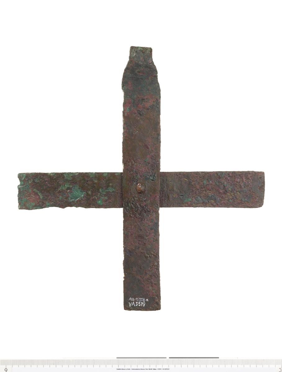 Großes Kreuz mit Inschrift