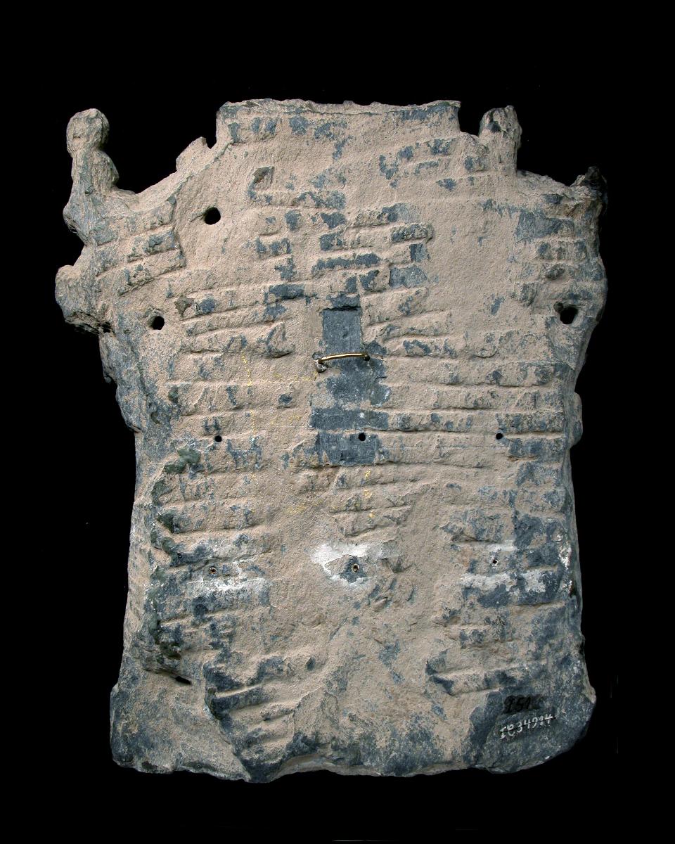 Stupagiebel mit zwei Szenen: Verehrung eines sitzenden Buddha in Schutzgeste (abhaya-mudra, oben); komplexe Szene mit sitzendem Buddha in Lehrgeste (dharmachakra-mudra) auf großem Lotossockel (unten)