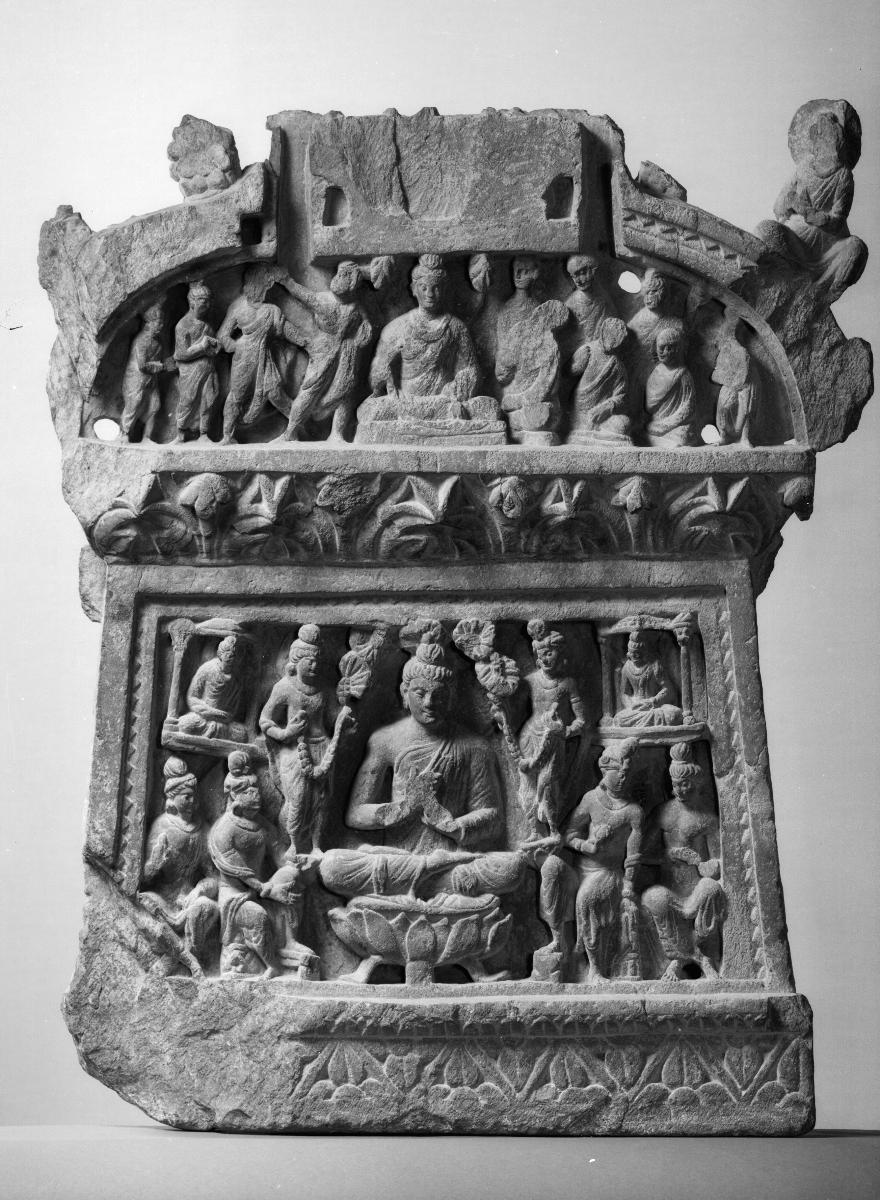 Stupagiebel mit zwei Szenen: Verehrung eines sitzenden Buddha in Schutzgeste (abhaya-mudra, oben); komplexe Szene mit sitzendem Buddha in Lehrgeste (dharmachakra-mudra) auf großem Lotossockel (unten)