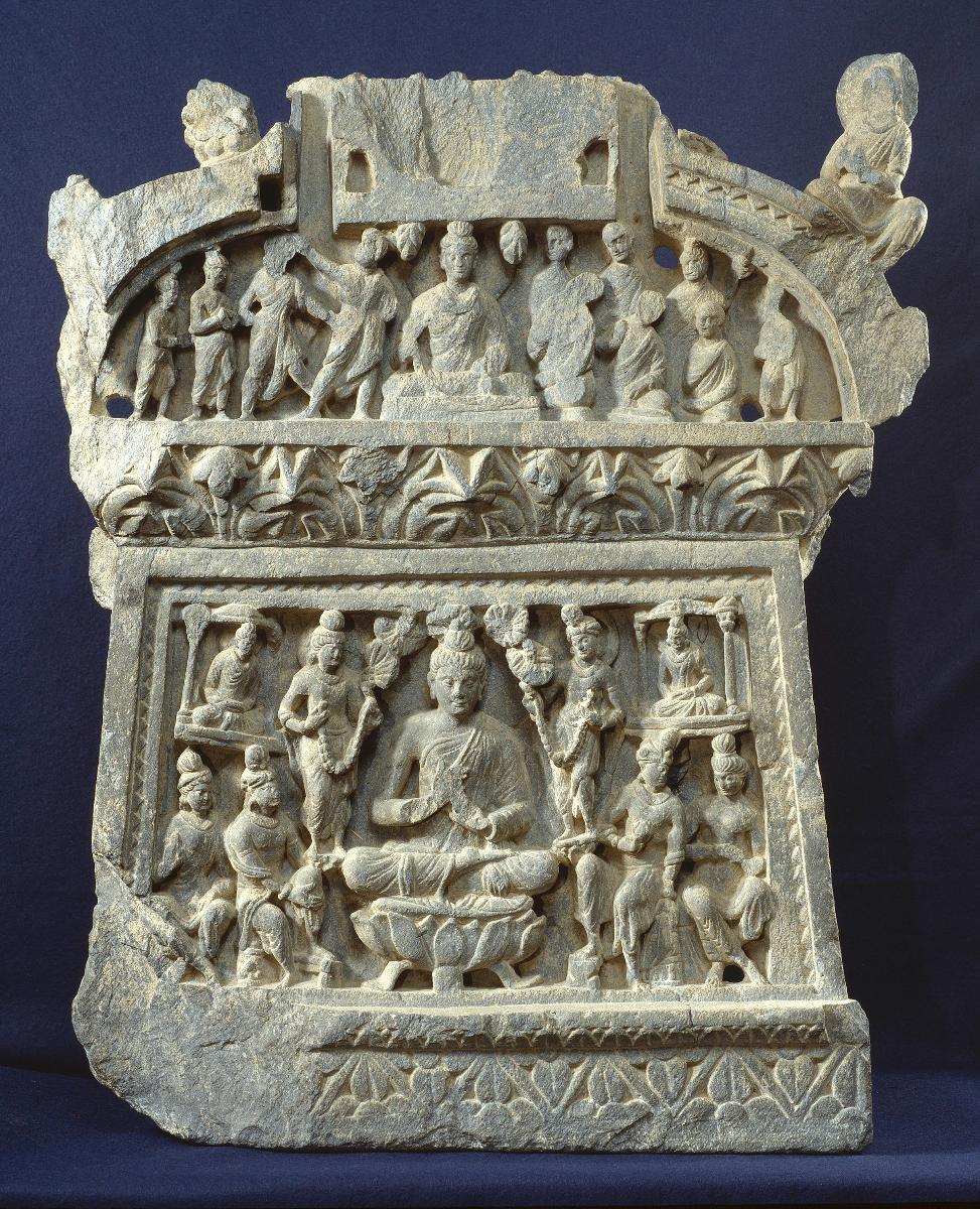 Stupagiebel mit zwei Szenen: Verehrung eines sitzenden Buddha in Schutzgeste (abhaya-mudra, oben); komplexe Szene mit sitzendem Buddha in Lehrgeste (dharmachakra-mudra) auf großem Lotossockel (unten)