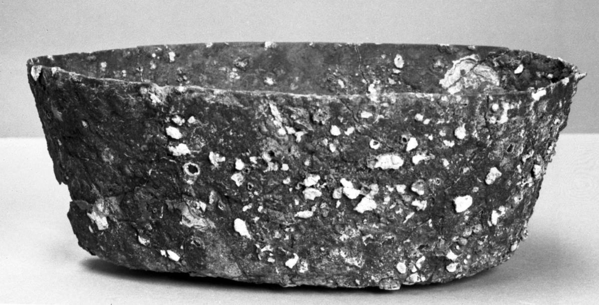 Ovale tiefe Schale. Vielleicht Form für eine Sülze oder dergleichen. Starke Oxydschicht