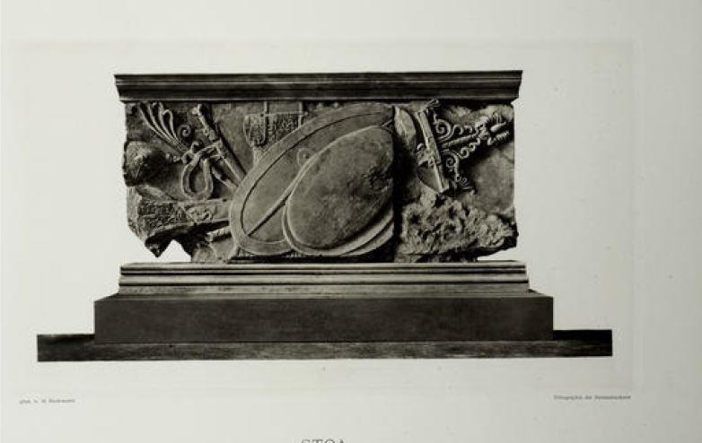Brüstungsrelief (Waffenrelief) der Hallen des Athenaheiligtums in Pergamon. Vollständige, aus zwei  Teilen bestehende Brüstungsplatte: Vorderseite mit Darstellung erbeuteter Waffen und Feldzeichen